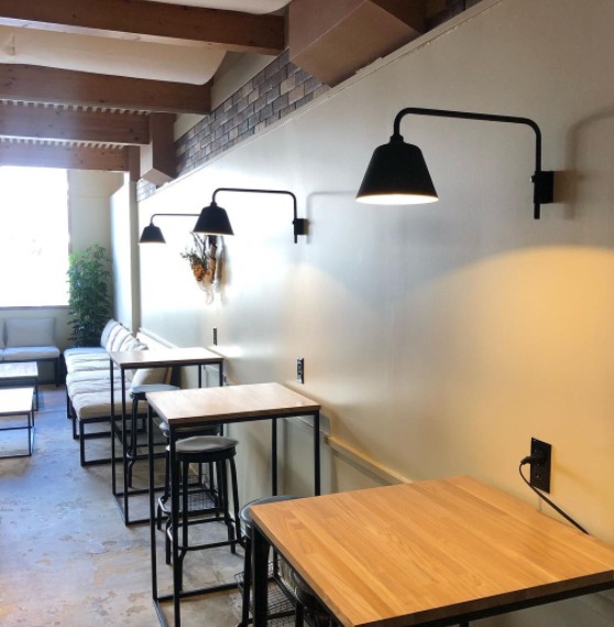 作業スペースとしても。
コーヒーを愉しみたい人も。
気の合う人と話したい人も。