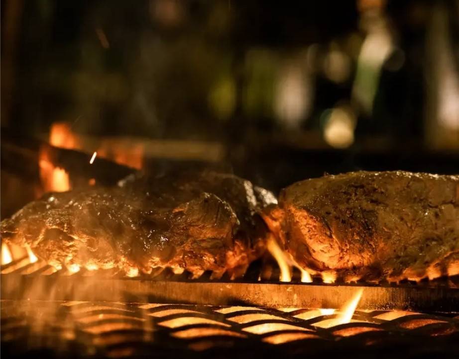 晴れた日には
屋外BBQサイトの中央に位置する
センターピットで豪快に焼き上げてくれます！