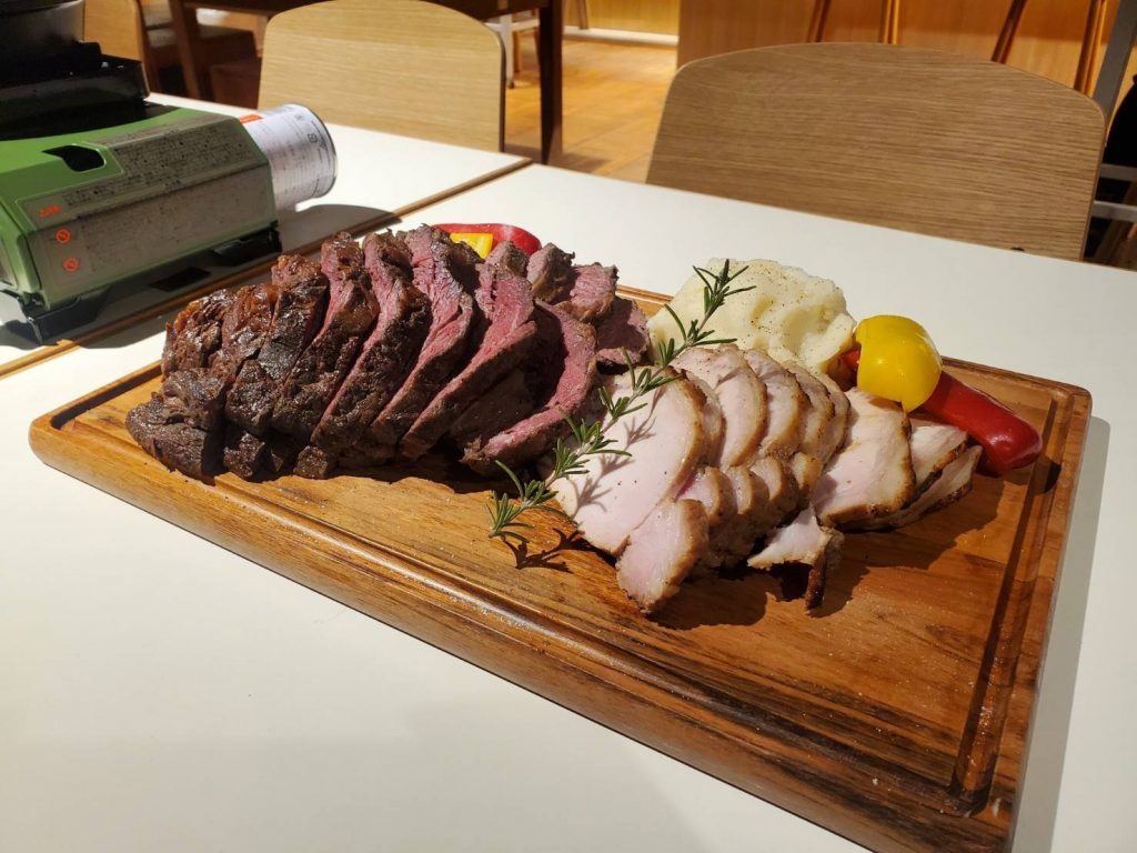 エトワ木更津の夕食はBBQ。オススメはシェフが低温調理で焼き上げるお肉！