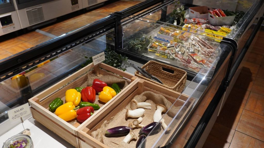 お肉以外には野菜をたっぷり摂れるジャーサラダ。マーケットで自由に選べる追加野菜やお肉やソーセージなど。