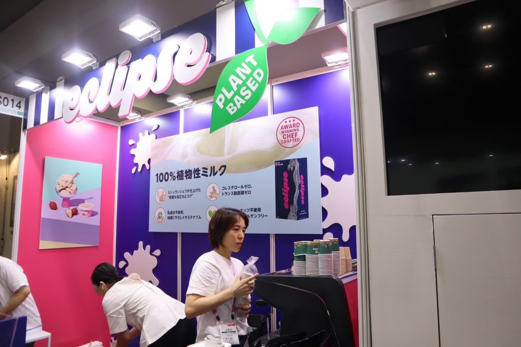 素材の魅力を引き立てる"エクリプスミルク"を紹介するため、 SCAJにPRバリスタとして参加いたしました